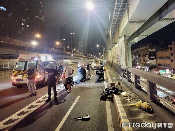 ▲▼新北大漢橋發生機車追撞車禍，2人送醫             。（圖／記者陳以昇翻攝）