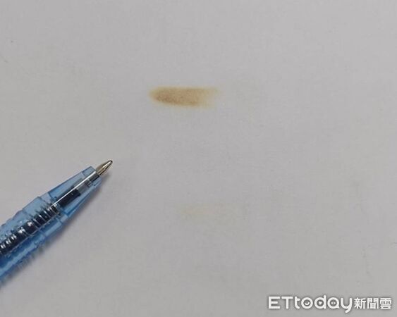 ▲▼天氣炎熱，透明寶特瓶放車上竟釀火警。（圖／記者唐詠絮翻攝，下同）