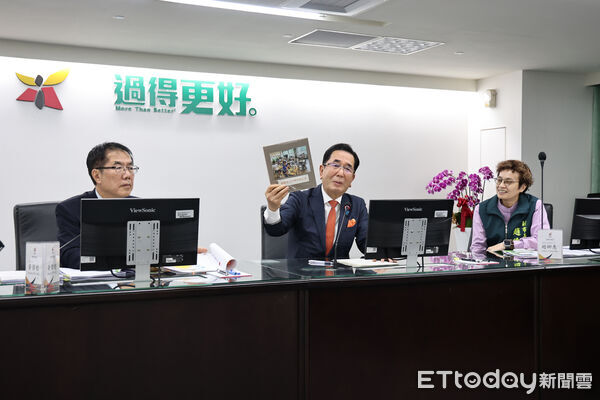 ▲日本山口縣防府市學童品嘗台南愛文芒果後，親手製作感謝畫冊，透過童趣畫作傳遞台日情誼。（記者林東良翻攝，下同）
