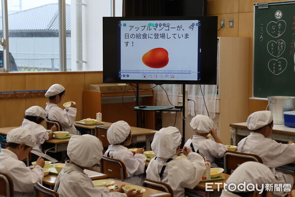 ▲日本山口縣防府市學童品嘗台南愛文芒果後，親手製作感謝畫冊，透過童趣畫作傳遞台日情誼。（記者林東良翻攝，下同）
