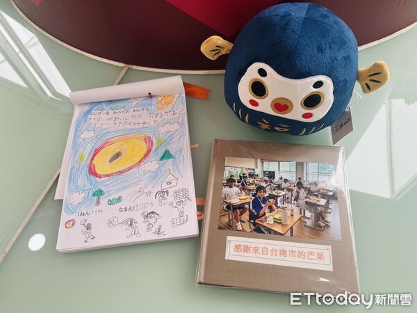 ▲日本山口縣防府市學童品嘗台南愛文芒果後，親手製作感謝畫冊，透過童趣畫作傳遞台日情誼。（記者林東良翻攝，下同）