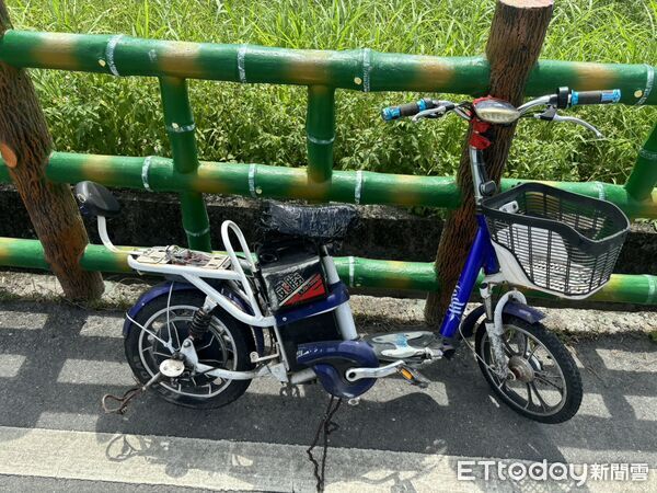 ▲▼電輔車遭撞零件散落一地，2名學生受重傷送醫急救。（圖／鳳林警分局提供，下同）
