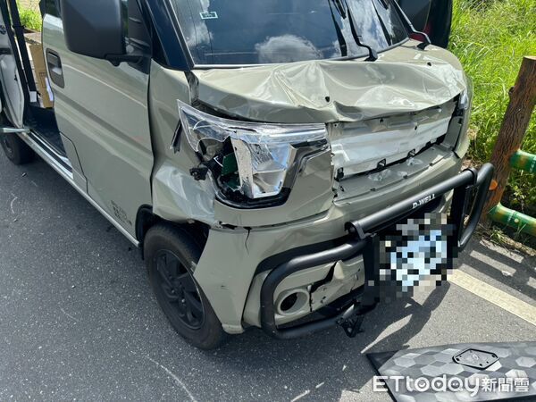 ▲▼電輔車遭撞零件散落一地，2名學生受重傷送醫急救。（圖／鳳林警分局提供，下同）