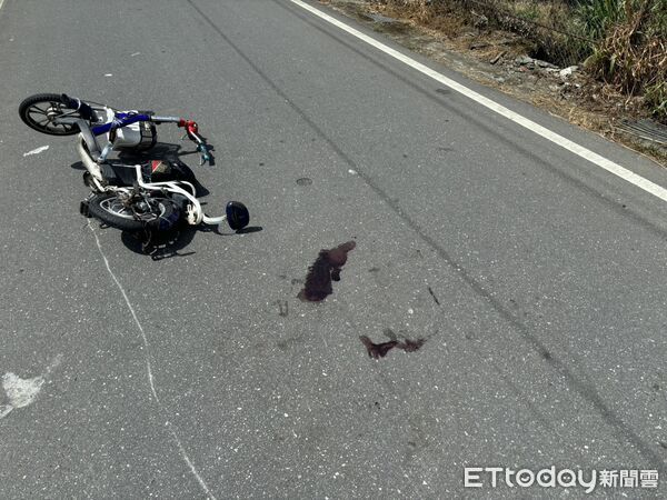 ▲▼電輔車遭撞零件散落一地，2名學生受重傷送醫急救。（圖／鳳林警分局提供，下同）