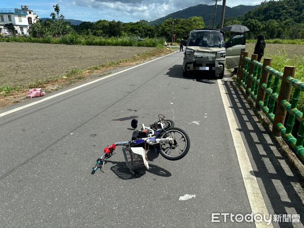 ▲▼電輔車遭撞零件散落一地，2名學生受重傷送醫急救。（圖／鳳林警分局提供，下同）