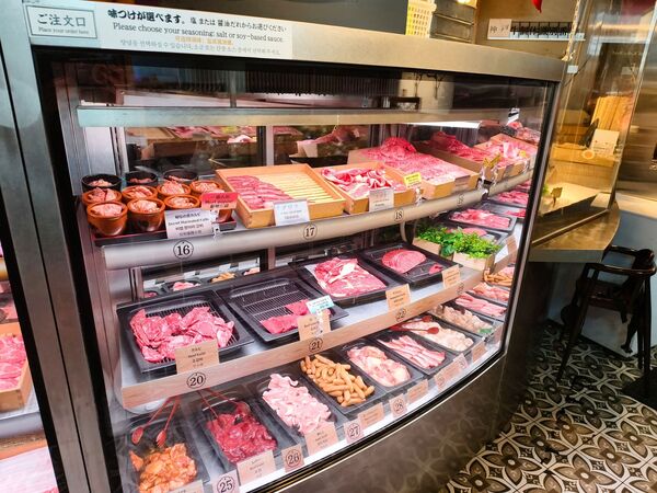 東京燒肉吃到飽像逛肉舖！30種肉品任選　還有神戶牛方案
