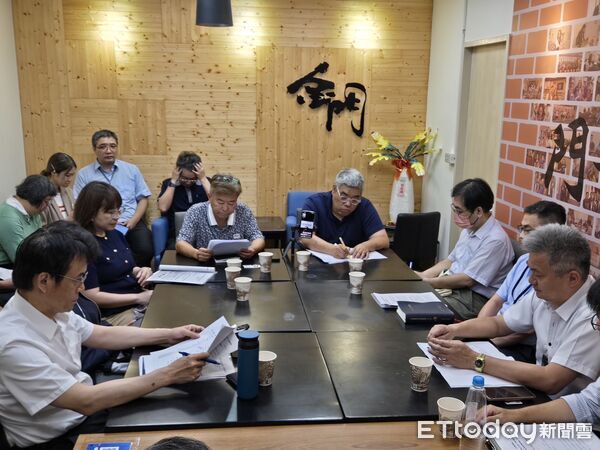 ▲▼陳玉珍腳傷仍線上開會，要求民航局保留金門鄉親往返機位。（圖／陳玉珍立委辦公室提供）