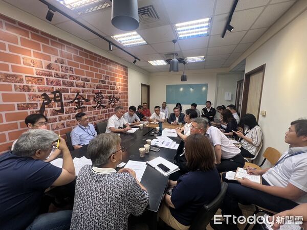 ▲▼陳玉珍腳傷仍線上開會，要求民航局保留金門鄉親往返機位。（圖／陳玉珍立委辦公室提供）