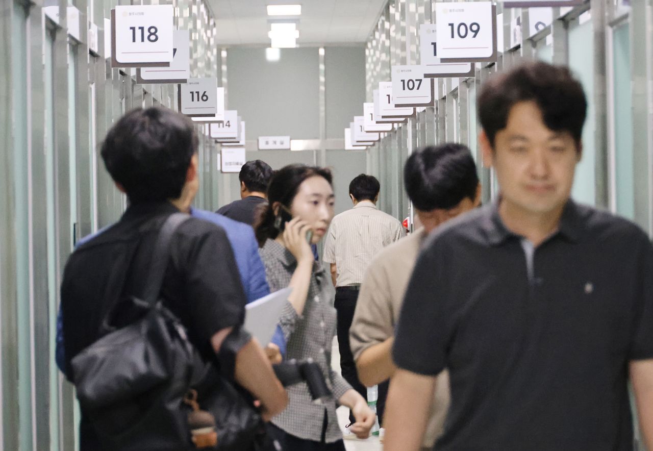 ▲▼南韓忠清北道清州市市議會才剛開始議期，便有市議員陷入與未成年性交易醜聞，警方15日扣押搜索崔姓市議員在市議會的辦公室。（圖／清州市議會）