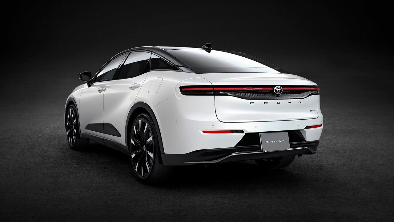 ▲TOYOTA搶先釋出改款新跨界Crown。（圖／翻攝自TOYOTA）