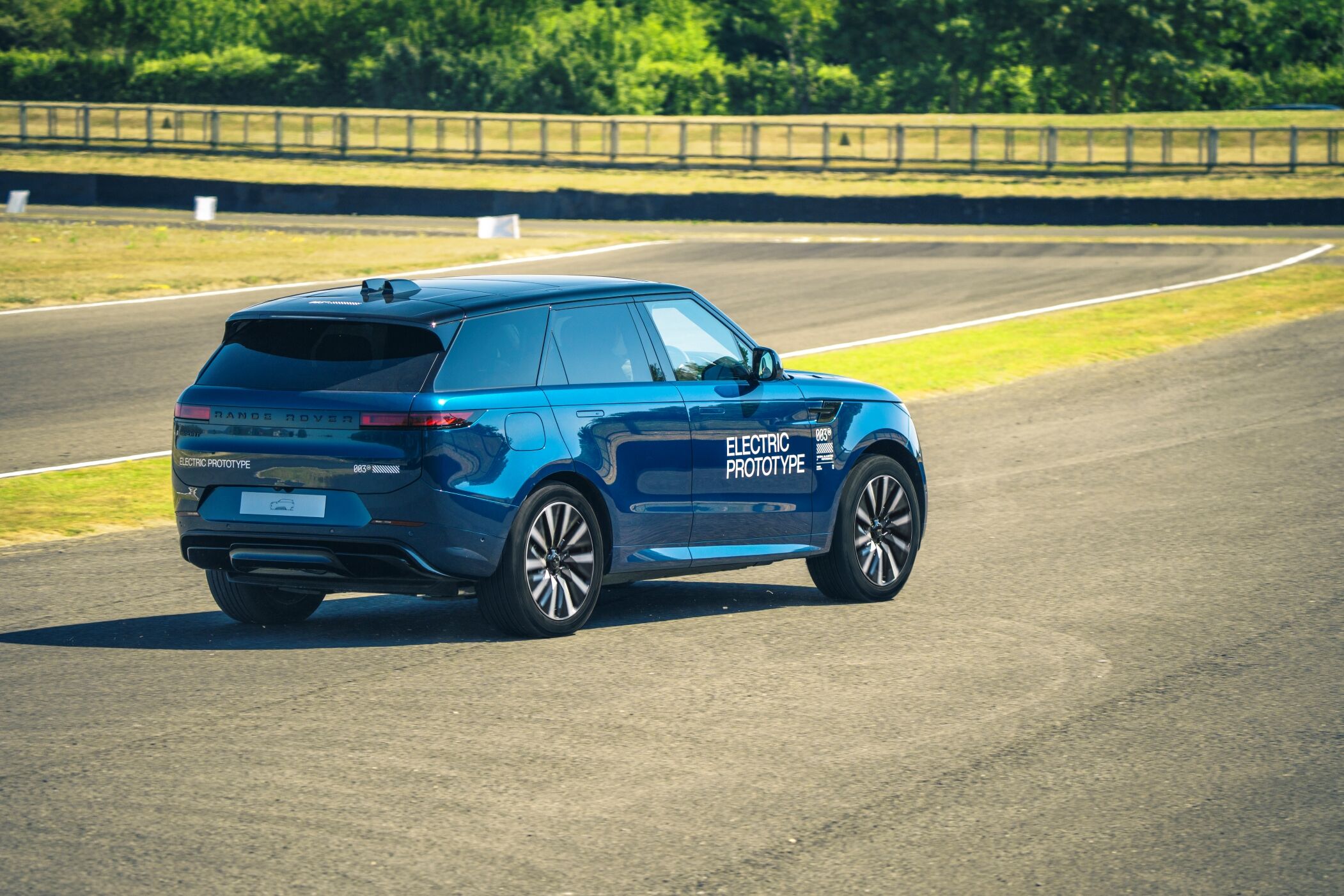 ▲Range Rover Sport電動版現身！台灣導入規劃中。（圖／翻攝自Range Rover）