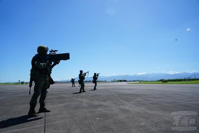 無人機入侵基地偵蒐襲擾　空軍四聯隊軟、硬殺反制