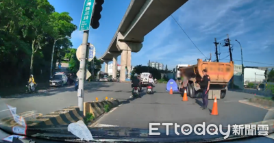 快訊／三峽火葬場前死亡車禍！砂石車擦撞機車　騎士遭輾爆頭慘死