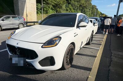 國3龍潭段6車連環撞！瑪莎拉蒂追尾前車　後方煞不住4車撞一堆