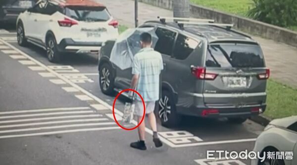▲林男案發前撐著傘、手提帆布袋步行前往音樂教室，袋內裝的正是犯案所使用的藍波刀。（圖／地方中心翻攝）
