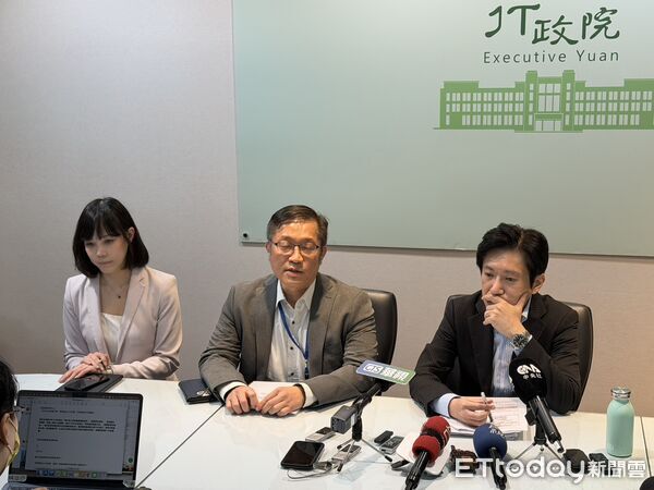 ▲▼行政院發言人李慧芝、秘書長張惇涵召開記者會。（圖／記者陳家祥攝）