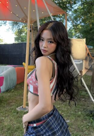 ▲▼35萬網紅衝去Jennie公司拍片！想「一起喝咖啡」　網罵爆：私生飯。（圖／翻攝自Potato Turtle YouTube、IG）