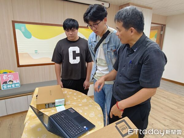 ▲學生領取全新筆電，期待運用於大學課業、程式設計及AI工具學習，迎向嶄新求學生活。（圖／記者游瓊華翻攝）