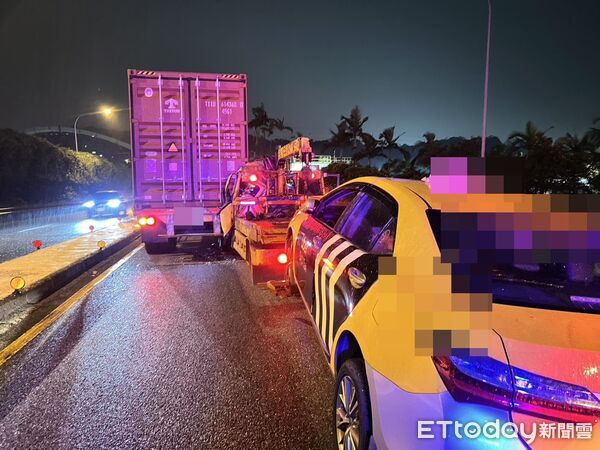 ▲▼拖吊車國道猛衝「撞扁」　男子受困明顯死亡。（圖／記者郭世賢翻攝）