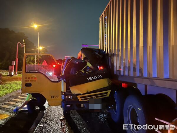 ▲▼拖吊車國道猛衝「撞扁」　男子受困明顯死亡。（圖／記者郭世賢翻攝）