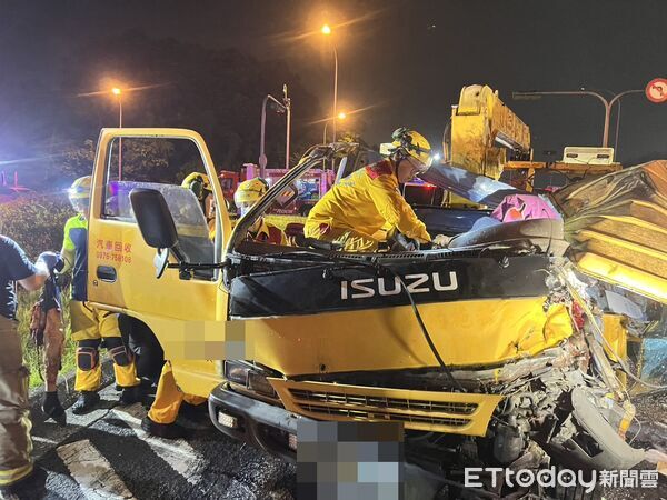 ▲▼拖吊車國道猛衝「撞扁」　男子受困明顯死亡。（圖／記者郭世賢翻攝）