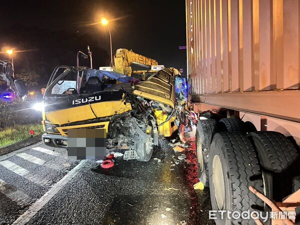 ▲▼拖吊車國道猛衝「撞扁」　男子受困明顯死亡。（圖／記者郭世賢翻攝）