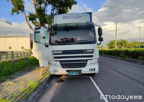 ▲▼快訊／台中33歲男騎士撞擊違停大貨車　搶救不治身亡。（圖／民眾提供）