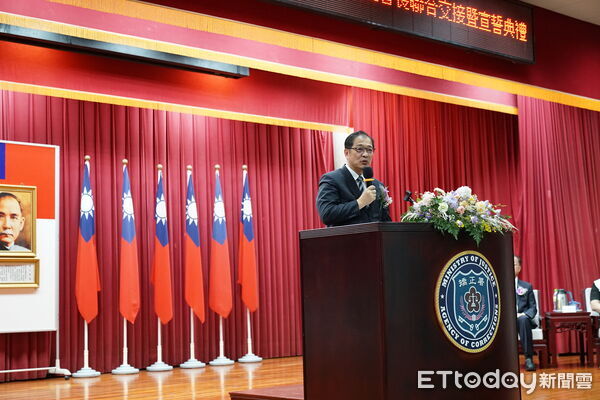 宜蘭監獄典獄長楊方彥（左）交接給新任典獄長劉明彰（右）