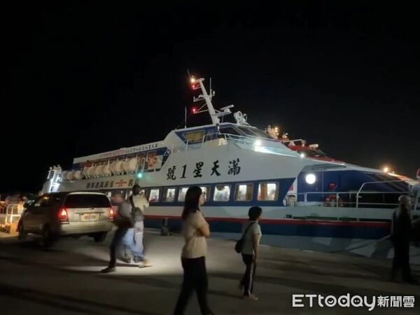 ▲▼澎湖開回嘉義的「滿天星號」客輪在布袋港外海擱淺。（圖／記者翁伊森翻攝）