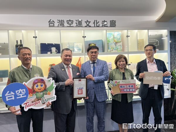 ▲環境部彭啟明部長(中)親自到今(15)日特別前往台灣航空貨運承攬公司頒發「袋袋箱傳」感謝狀給該公司許旭輝董事長，右二為台灣航空貨運總經理劉彩轉。（圖／台灣航空提供）