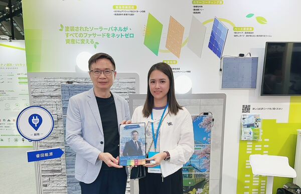 ▲外貿協會董事長黃志芳在睿田能源展區與該公司總經理李佳蓉合影。（圖／睿田能源提供）