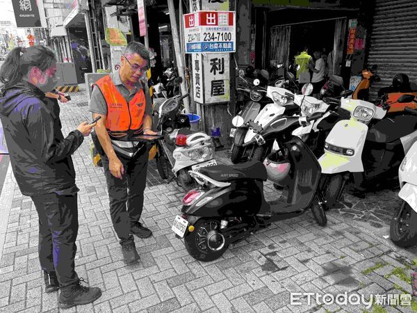 ▲台南市政府組成聯合稽查小組，查核微型電動二輪車租賃業者是否合法經營及車輛是否完成掛牌投保。（記者林東良翻攝，下同）