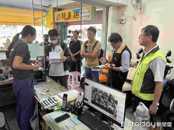 ▲台南市政府組成聯合稽查小組，查核微型電動二輪車租賃業者是否合法經營及車輛是否完成掛牌投保。（記者林東良翻攝，下同）