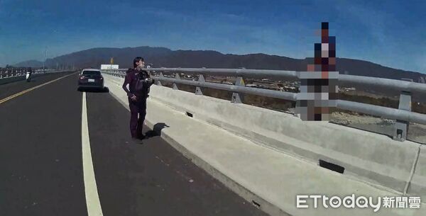 ▲警消人員以柔性勸導及陪伴方式，成功勸離站立橋邊的民眾，化解危機。（圖／記者楊晨東翻攝）