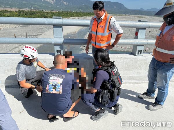 ▲警消人員以柔性勸導及陪伴方式，成功勸離站立橋邊的民眾，化解危機。（圖／記者楊晨東翻攝）