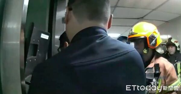 ▲▼李男（右）與黃男（左）遭警壓制逮捕，警方會同消防人員強勢破門，警方共查扣毒品及犯案工具等物             。（圖／記者陳以昇翻攝）