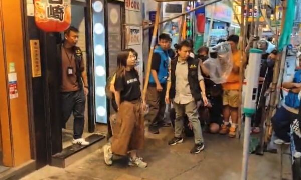 ▲▼「留下書舍」女店員被捕，身穿「我是書店店員」上衣。（圖／翻攝文匯報）