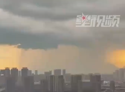 ▲▼昆明大暴雨傾瀉處如「登天電梯」。（圖／翻攝自微博）