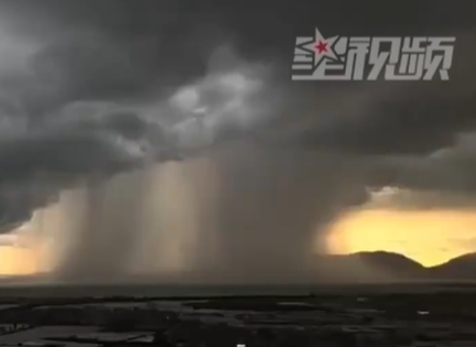 ▲網友形容，暴雨傾瀉處如「登天電梯」。（圖／翻攝自微博）