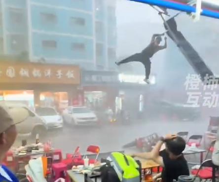 ▲▼昆明大暴雨傾瀉處如「登天電梯」。（圖／翻攝自微博）