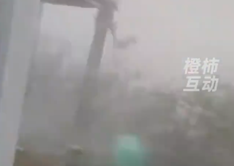 ▲能見度低，還有男子被吹離地面。（圖／翻攝自微博）