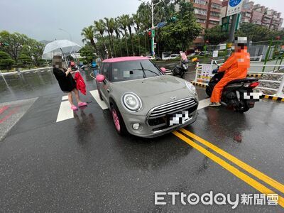 小甜甜車禍現場曝！亮粉Mini Cooper左轉擦撞　機車倒地碎片噴濺