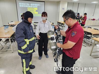 消防安全無國界！南消新市消防隊進廠　1對1教外籍移工穿消防衣