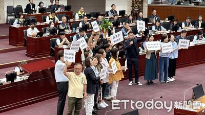 杯葛蔣萬安施政報告 民進黨送「山蘇」轟淹水天坑加砍樹、施政沒半步