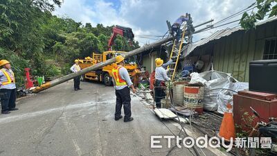 高壓電桿被扯倒「整根砸民宅」阻路害27戶停電　肇事車跑了
