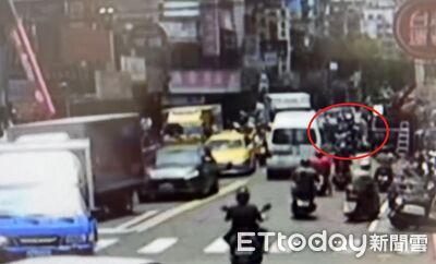 新北83歲翁開車起步竟逆向衝 連撞6車釀6傷…警方出招了