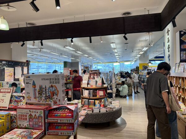 ▲環球中和金石堂書店8月底熄燈，現正舉辨圖書出清。（圖／業者提供）