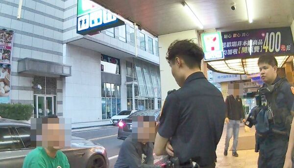 ▲桃園警分局今天清晨據報大同路上某超商發生衝突案，快打部隊到場制止郭姓男子酒後滋事。（圖／桃園警分局提供）