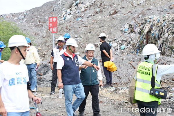 ▲台南市環保局16日下午在城西掩埋場召開現地會勘說明，駁斥颱風前偷排黑水指控。（記者林東良翻攝，下同）