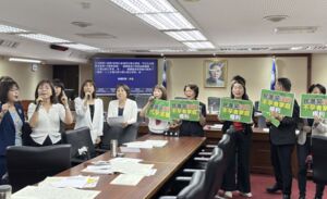 「代孕」脫鉤審查7:2表決通過　綠白立委現場互嗆